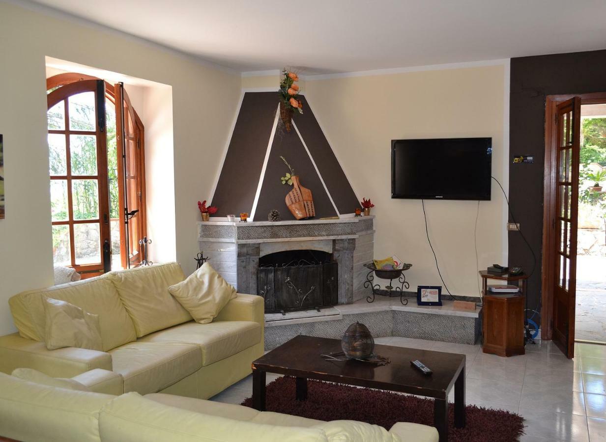 Вилла Agriturismo La Sorgente Delle Madonie Полицци-Дженероза Экстерьер фото